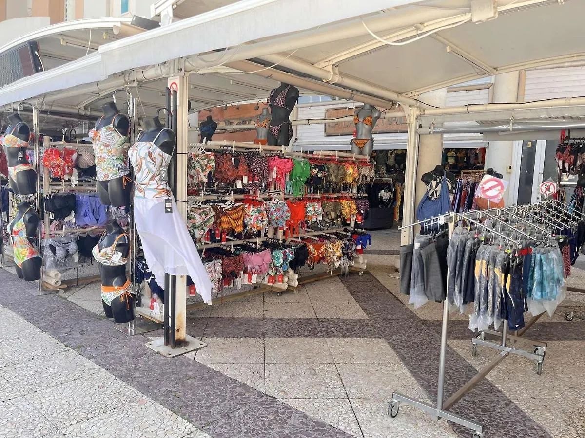 Studio Cabine A 200M De Port Frejus, Plage, Commerces, Terrasse, 4 Couchages, Menage Inclus - Fr-1-226A-31 Apartment