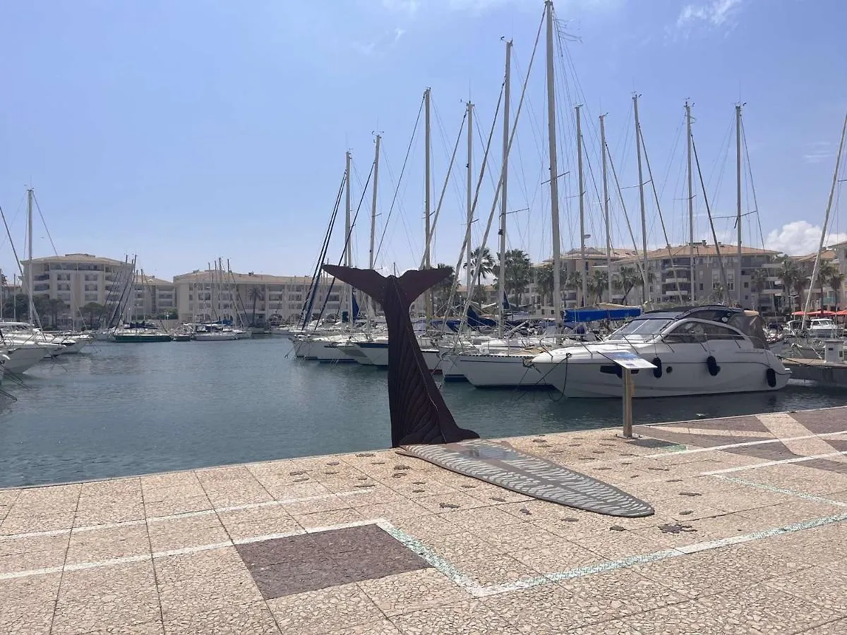 Apartment Studio Cabine A 200M De Port Frejus, Plage, Commerces, Terrasse, 4 Couchages, Menage Inclus - Fr-1-226A-31