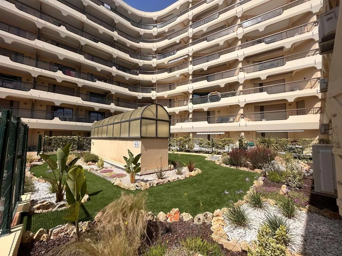 Apartman Studio Cabine A 200M De Port Frejus, Plage, Commerces, Terrasse, 4 Couchages, Menage Inclus - Fr-1-226A-31