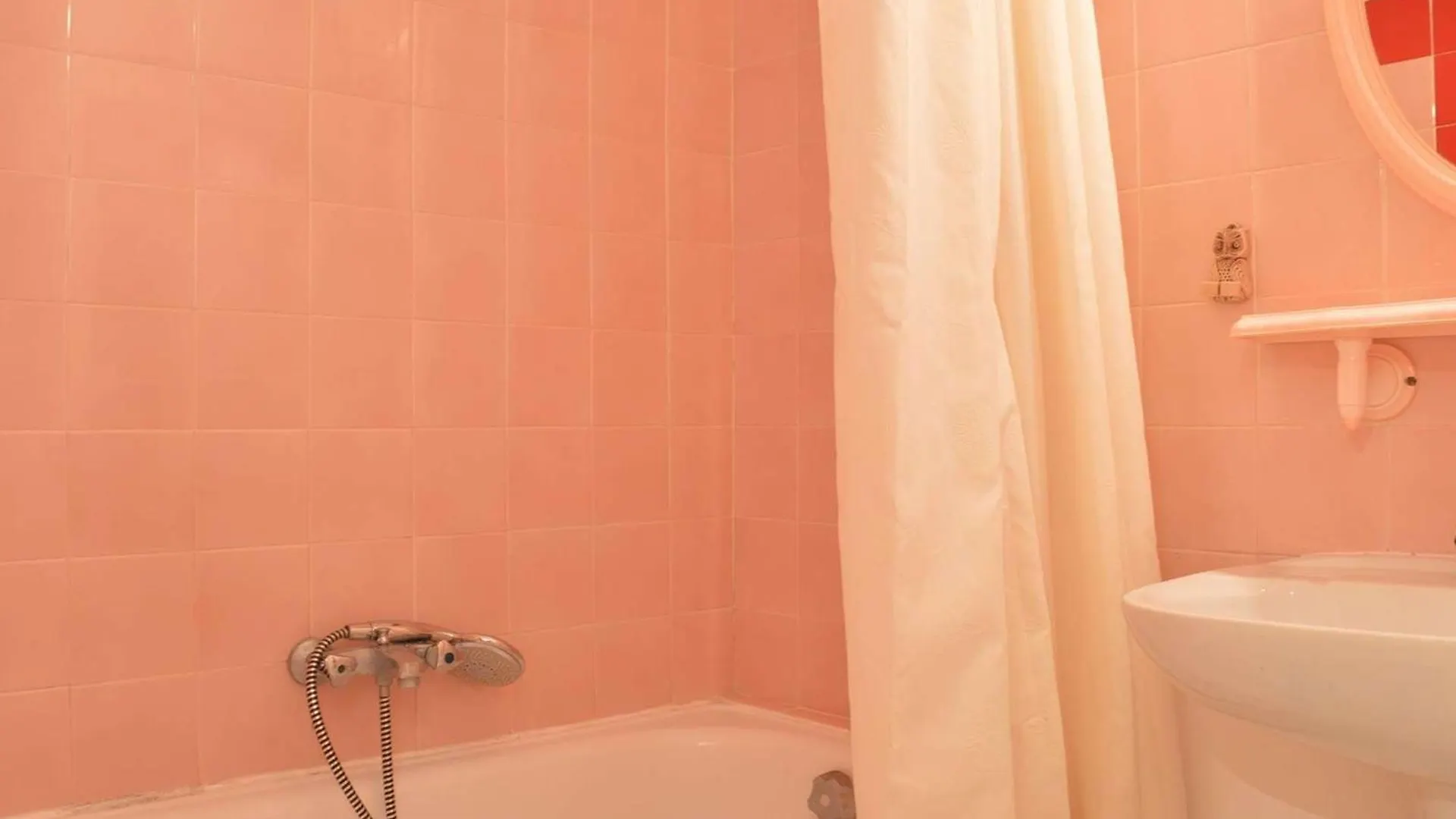 Studio Cabine A 200M De Port Frejus, Plage, Commerces, Terrasse, 4 Couchages, Menage Inclus - Fr-1-226A-31 Apartment