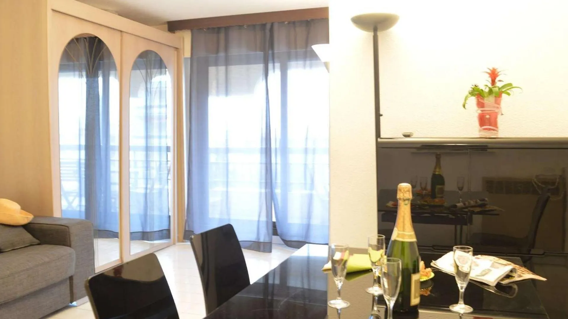 Apartman Studio Cabine A 200M De Port Frejus, Plage, Commerces, Terrasse, 4 Couchages, Menage Inclus - Fr-1-226A-31