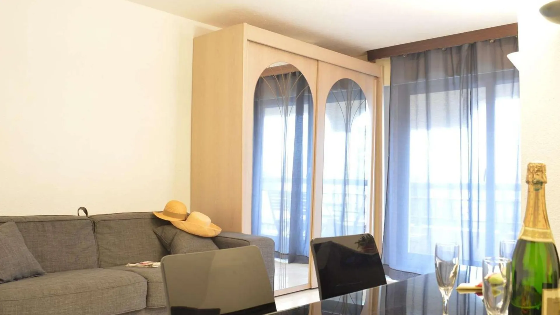 Studio Cabine A 200M De Port Frejus, Plage, Commerces, Terrasse, 4 Couchages, Menage Inclus - Fr-1-226A-31 Apartment Frejus