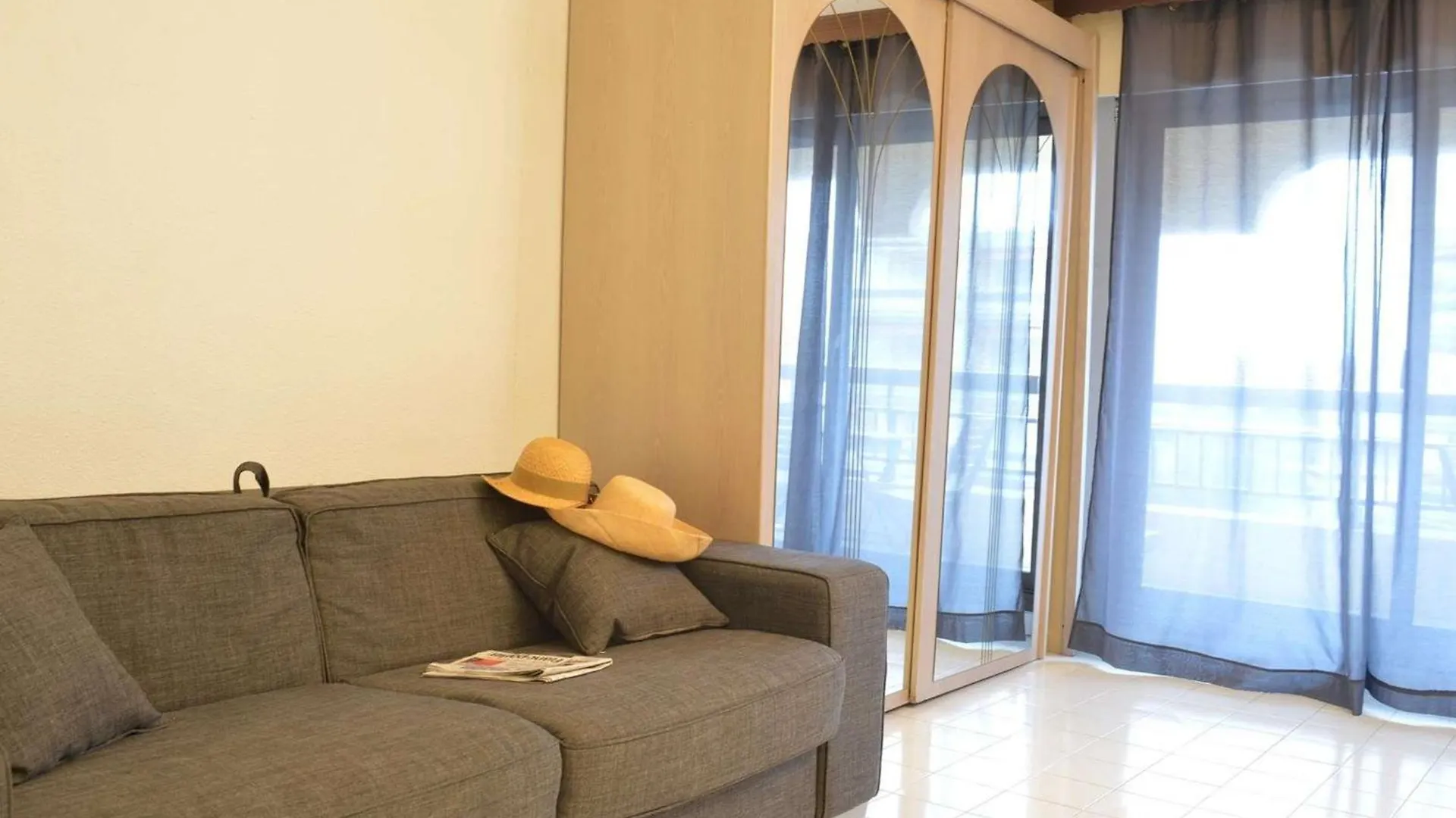 Studio Cabine A 200M De Port Frejus, Plage, Commerces, Terrasse, 4 Couchages, Menage Inclus - Fr-1-226A-31 0*,  Franciaország