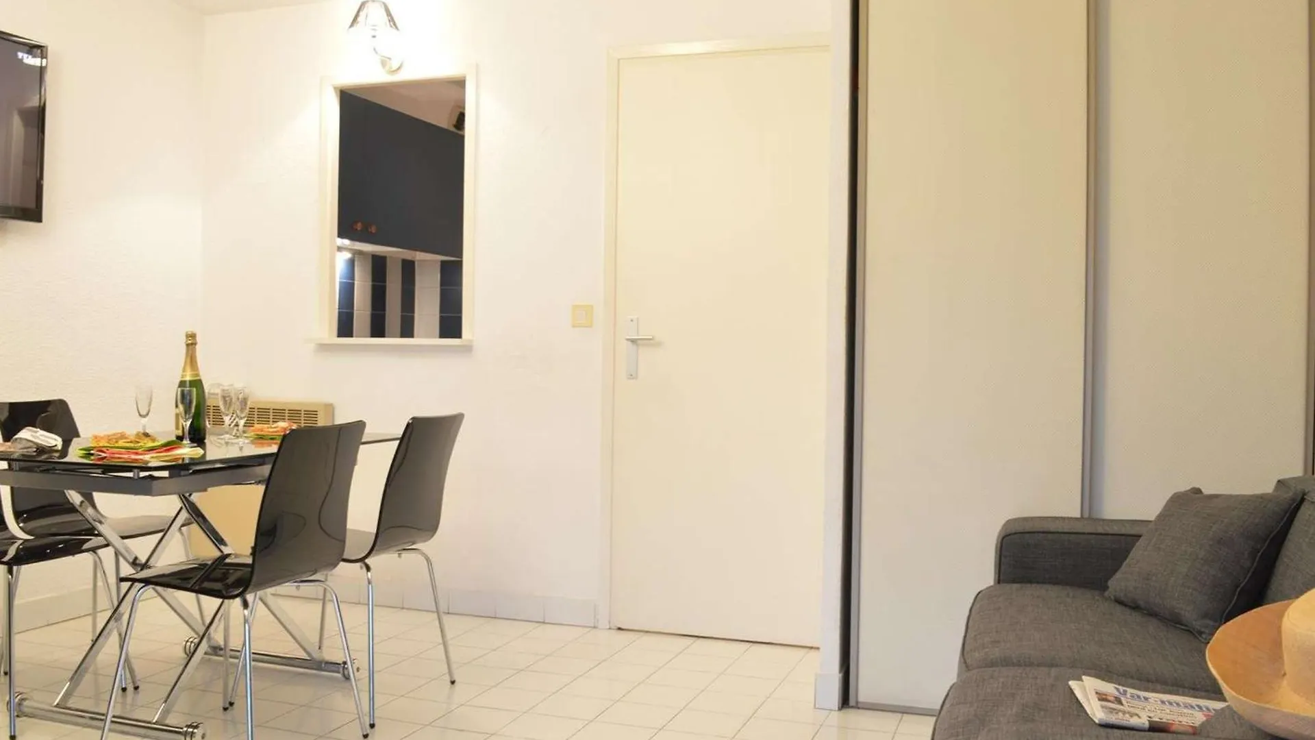 Studio Cabine A 200M De Port Frejus, Plage, Commerces, Terrasse, 4 Couchages, Menage Inclus - Fr-1-226A-31 location